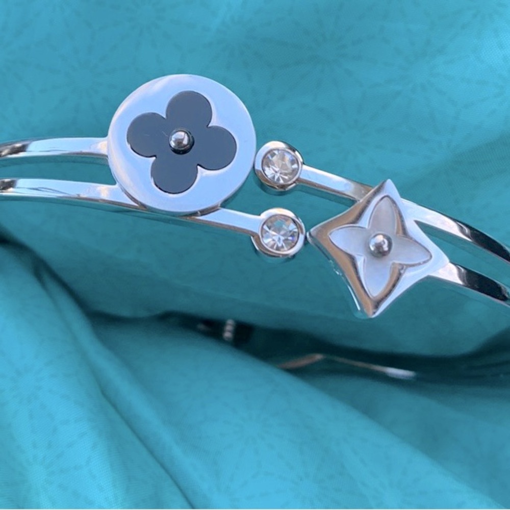 So cute Louie look a like bracelet. Stainless steel